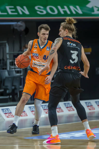 时刻挺身而 时刻挺身而